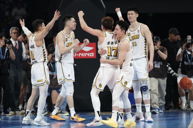 勇士险胜爵士，胡金秋点燃赛场