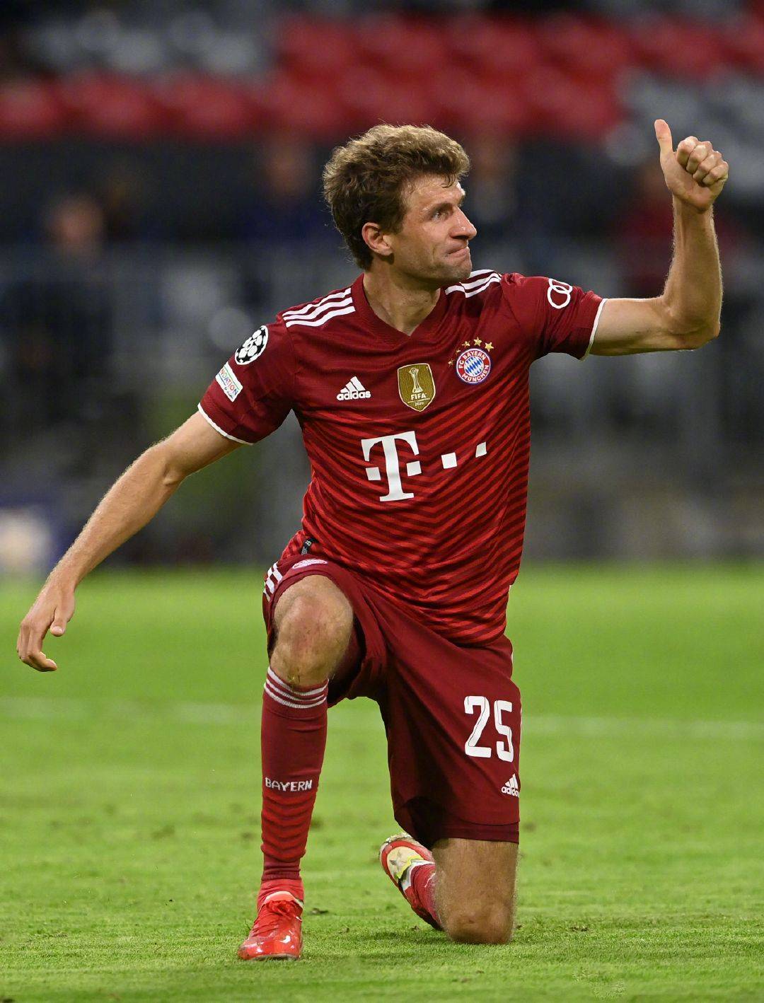 马赛险胜智利，穆勒高光表现